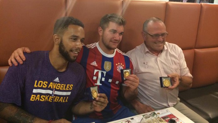 Príslušníci americkej armády Alek Skarlatos (uprostred) a Anthony Sadler (vľavo),ktorí zabránili útoku vo vlaku.