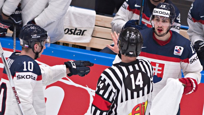 Tomáša Jurča (vpravo) nešťastne zasiahol do tváre spoluhráč Martin Marinčin (nie je na fotke).