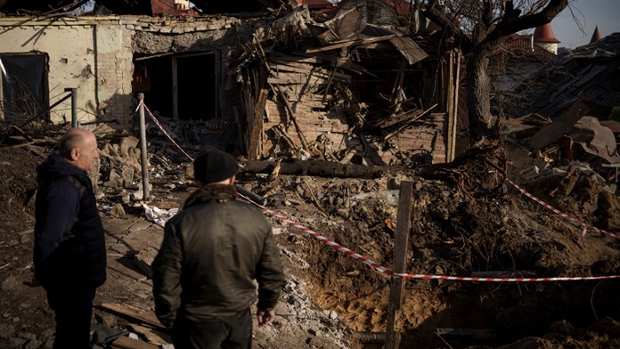 Na snímke ľudia stoja na mieste po ruskom raketovom útoku 2. januára 2023 v Kyjeve.