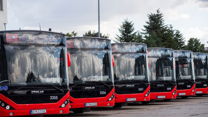 V Bratislave sú od pondelka všetky zastávky na znamenie. Niektoré linky už premávať nebudú