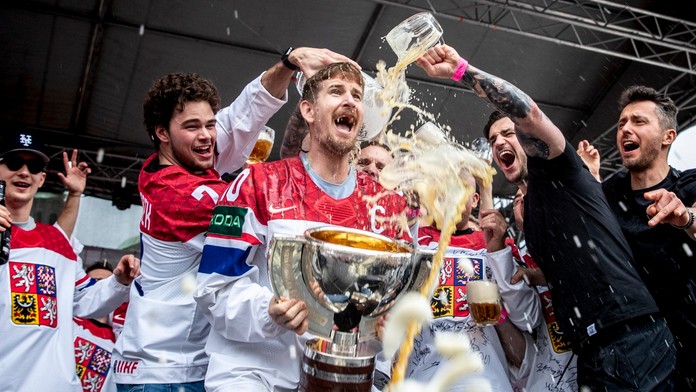 VIDEO: Pohár majstrov sveta neprežil oslavy. Českí hokejisti dali trofeji poriadne zabrať