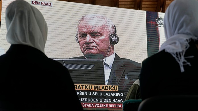 Ženy zo Srebrenice sledujú priamy prenos z Haagu v súvislosti s odvolaním bývalého veliteľa bosnianskosrbských síl Radka Mladiča