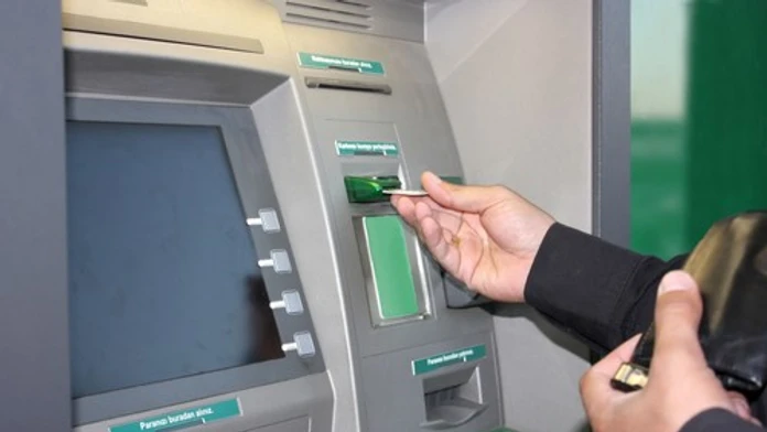 Vyberiete si peniaze z bankomatu a o chvíľu dostanete defekt. Polícia varuje pred trikom zlodejov