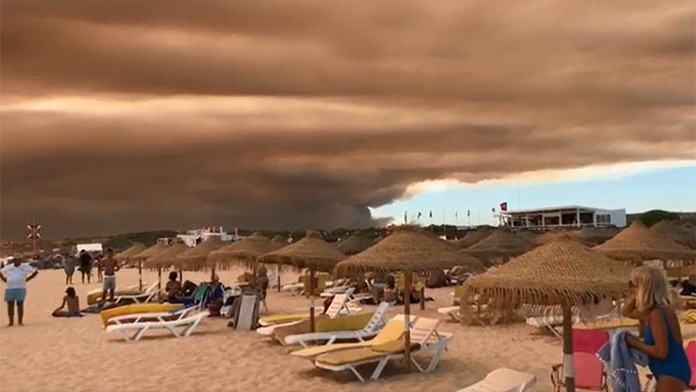 Dym z lesného požiaru zatienil na populárnych plážach slnko.