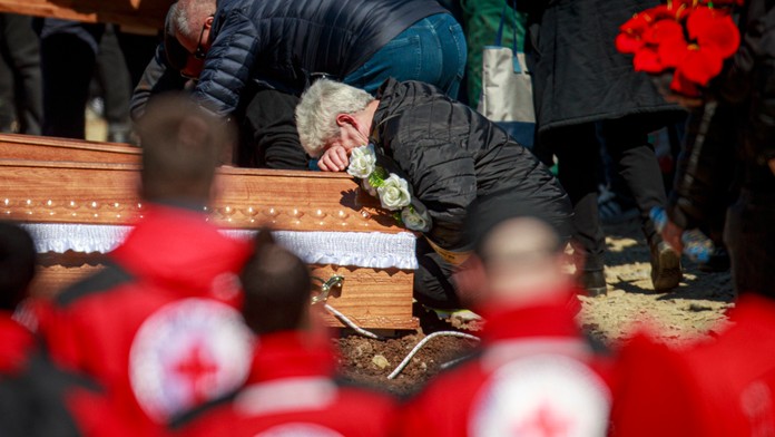 V Severnom Macedónsku začali pochovávať obete požiaru. Stopy vyšetrovateľov vedú aj k exministrovi