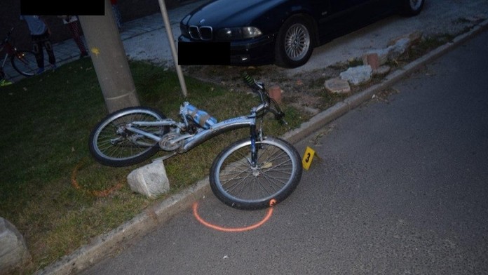 Mladý cyklista vbehol pod auto.