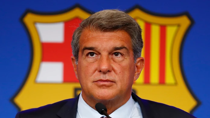 Rasizmus a miliónové úplatky rozhodcov. Barcelone hrozí zákaz účasti v Lige majstrov