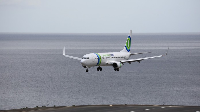 Lietadlo pristávajúce na letisku na Madeire