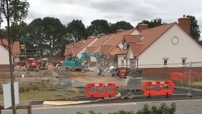 Robotník zničil bagrom niekoľko domov.