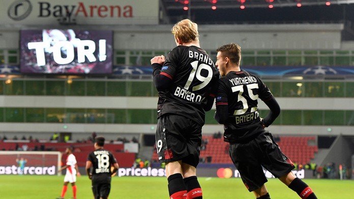 Julian Brandt (vľavo) oslavuje so spoluhráčom z Leverkusenu Vladlenom Jurčenkom gól do siete AS Monaco v dueli LM.