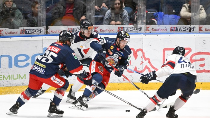 Mitchell Mckenna Hoelscher (Slovan) a Marek Hecl (Zvolen) počas zápasu Tipos extraligy