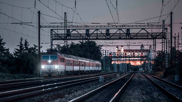 Zdravotný personál reaguje na potlesk z balkónov.