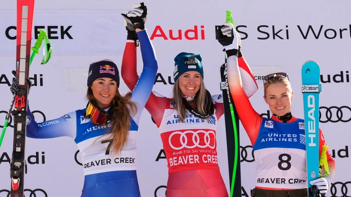 Cornelia Hütterová pózuje na pódiu po triumfe v zjazde Svetového pohára