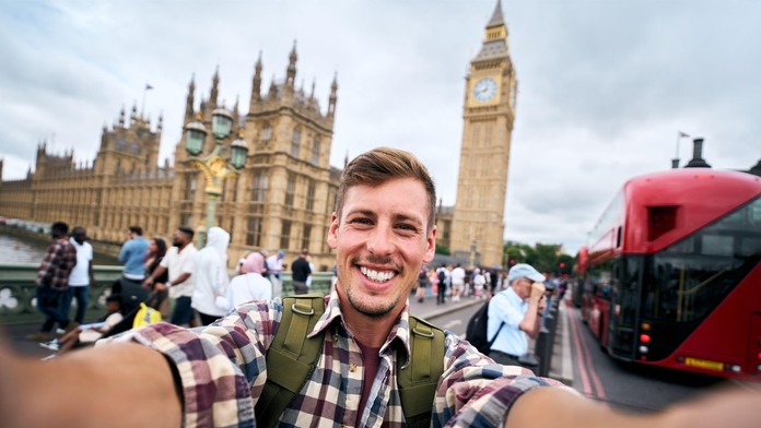 Turisti v Londýne (ilustračná snímka)