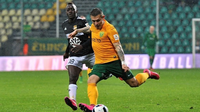 Na snímke vľavo Pape Macou Sarr (Dunajská Streda) a Filip Hlohovský (Žilina)