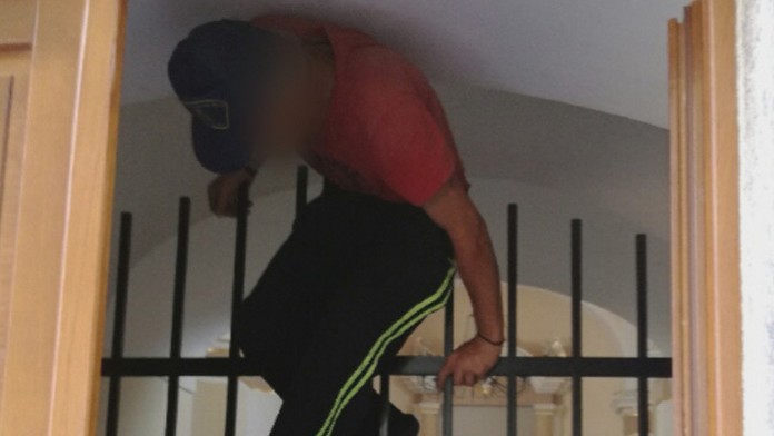 Zaseknutý zlodej v kostole v Novej Vsi nad Žitavou.