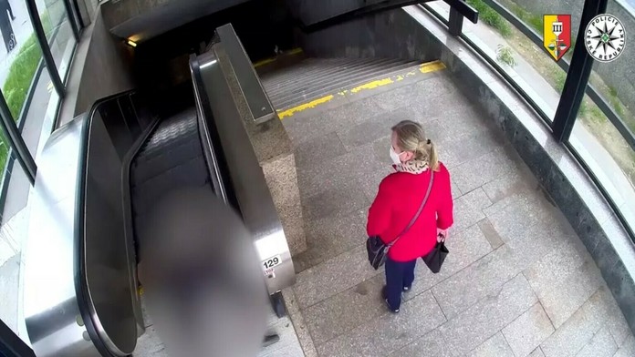 Zranenému dôchodcovi na eskalátore v Prahe nikto nepomohol