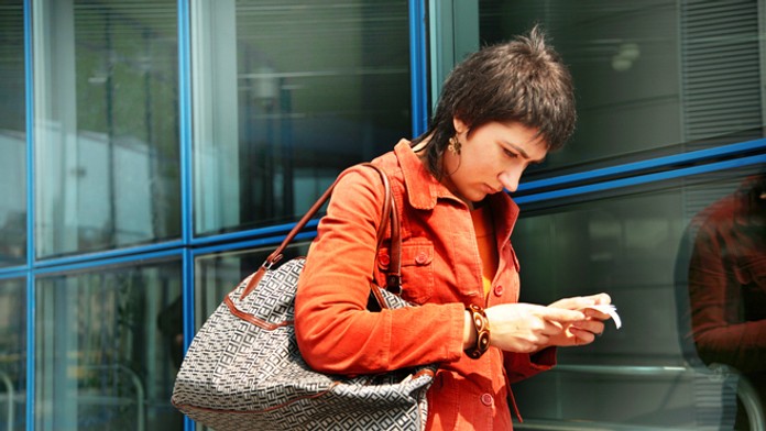 Žena si kúpila lístok na dopravný prostriedok.