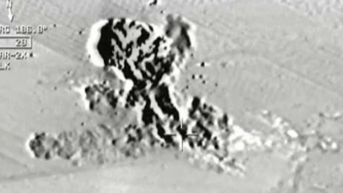 Pohľad na explóziu pri meste Jarablous po tom, ako turecké bojové lietadlá znovu zaútočili na pozície Islamského štátu v Sýrii.