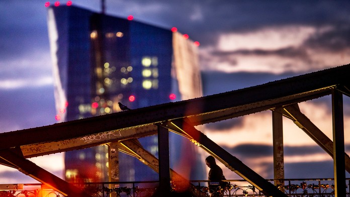 Na archívnej snímke Andrea Tesei (uprostred) s priateľmi.