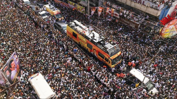 Obrovská tragédia v Indii. Na politickom podujatí populárneho herca zahynulo v tlačenici najmenej 36 osôb