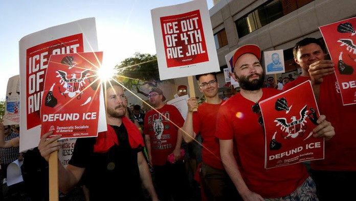 Účastníci protestu proti Trumpovi v Phoenixe