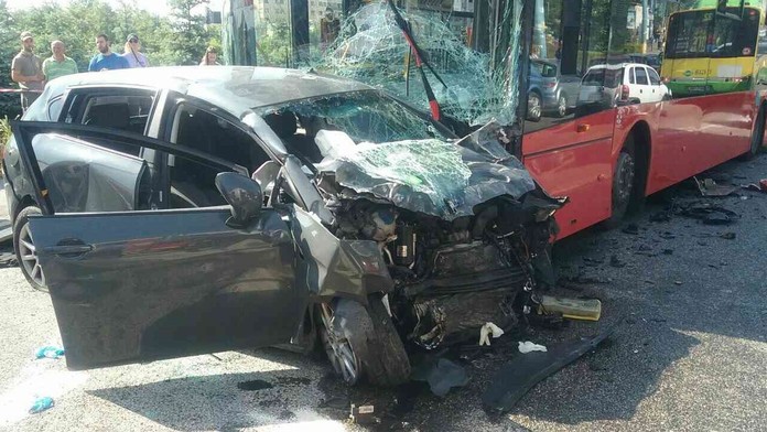 Nehoda autobusu MHD s autom