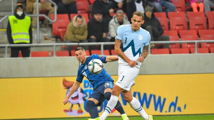 Zľava Róbert Mak a Slovinec Jure Balkovec bojujú o loptu v kvalifikácii MS 2022.