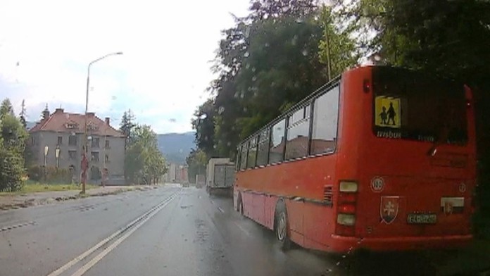 Autobus s deťmi nebezpečne obiehal auto.