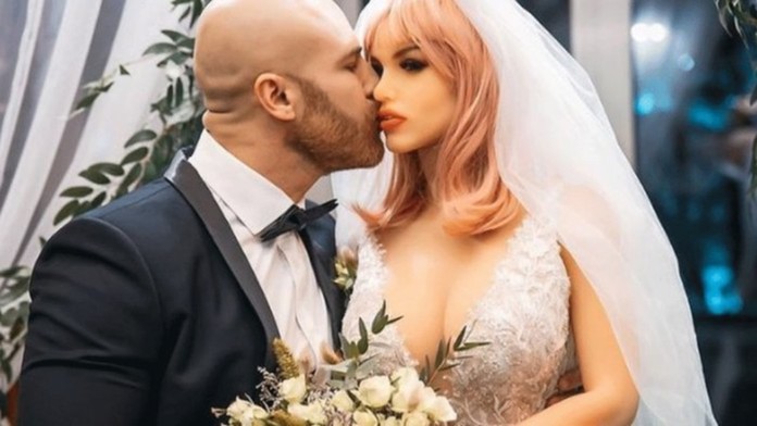 Kulturista sa oženil s erotickou bábikou v novembri 2020.