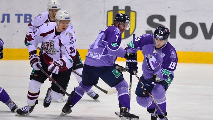 Sprava Matt Murley, Tomáš Netík (obaja Slovan) a Andris Džerinš (Riga).