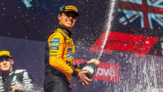 Lando Norris striekal šampanským na všetky strany.