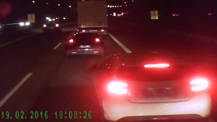 Kamión blokuje osobné auto