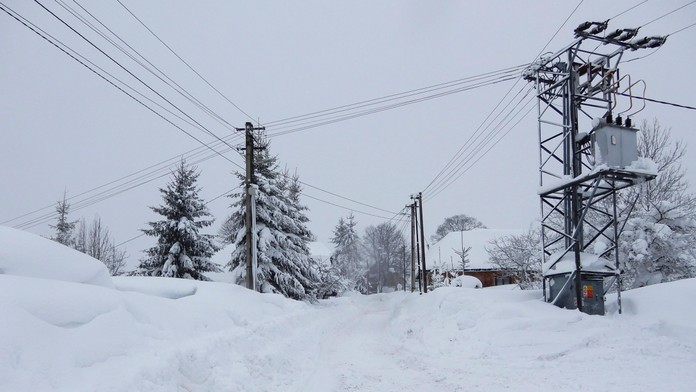 Elektrikári postupne odstraňujú poruchy. Bez energie je však stále viac ako 13-tisíc odberných miest