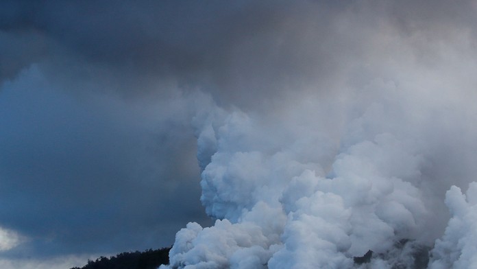 K oblohe nad americkým Havajom stúpajú nielen nebezpečné výpary, ale aj drobné úlomky skla.