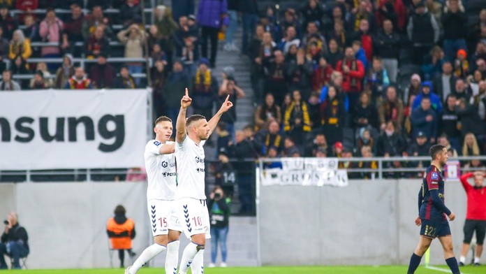 VIDEO: Adept na gól roka? Legenda Premier League udrela z vlastnej polovice, v 37 rokoch to stále vie