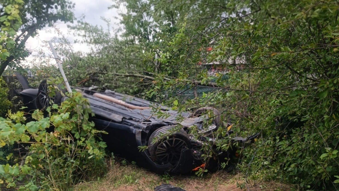 Luxusný Mercedes skončil prevrátený v bratislavskej záhrade. Vodič vyviazol so zraneniami, spomína sa podozrivá jazda