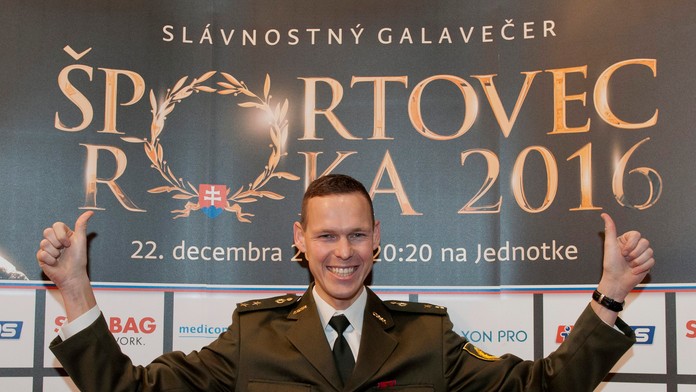 Na snímke slovenský reprezentant v chôdzi Matej Tóth pózuje počas príchodu na galavečer Športovec roka 2016.