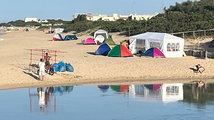 Rodina chcela na pláži v Taliansku ušetriť. Namiesto toho ju čakala mastná pokuta