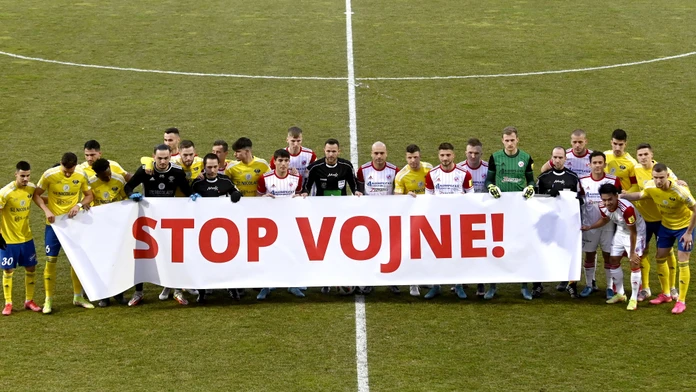 Hráči pózujú s transparentom Stop vojne pred zápasom Fortuna ligy medzi Michalovcami a Senicou