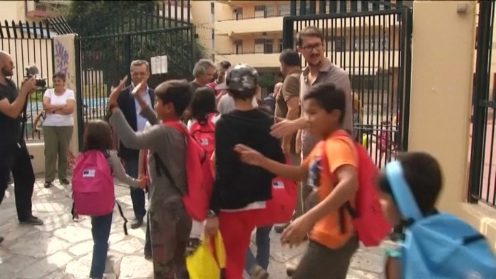 Deti imigrantov nastupujú do školy.