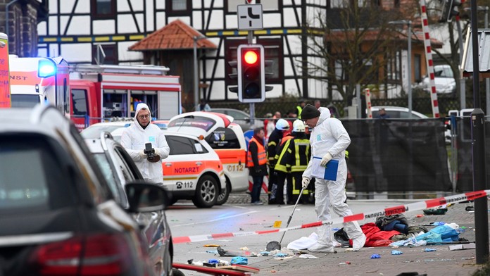Na snímke policajti a záchranári na mieste incidentu 24. februára 2020.