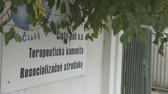 Ľudia nosia rúšky ako prevenciu pred koronavírusom.