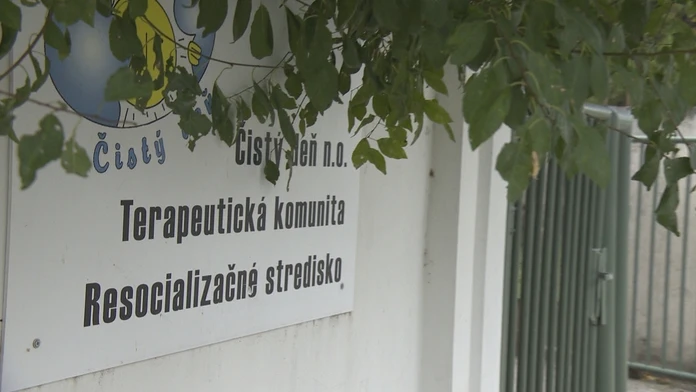 Ľudia nosia rúšky ako prevenciu pred koronavírusom.
