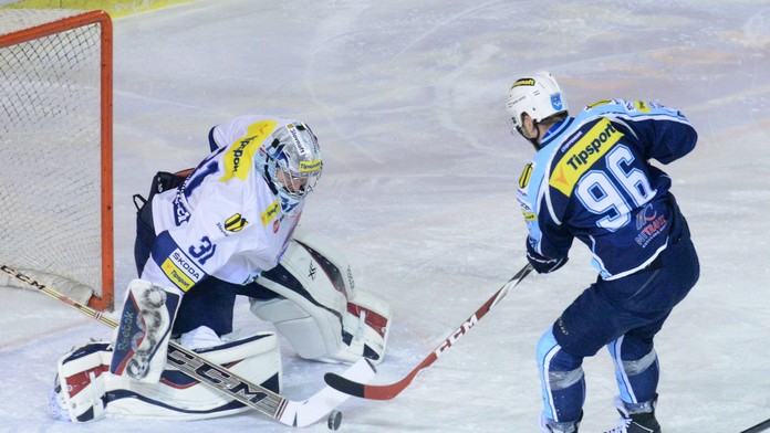 Lukáš Novák z Nitry a brankár Martina Jakub Čech v zápase 36. kola Tipsport extraligy