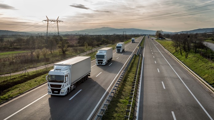 Diaľničiari upozorňujú na nový podvod. Autodopravcom chodia SMS o nezaplatenom mýte