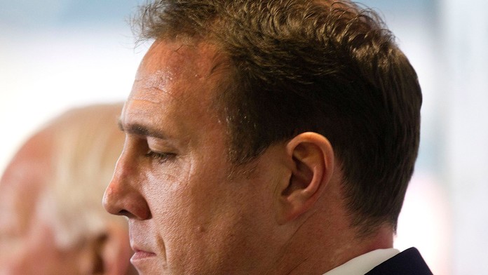 Nový tréner Wiganu Athletic Malky Mackay vpredu a majiteľ Dave Whelan v pozadí.