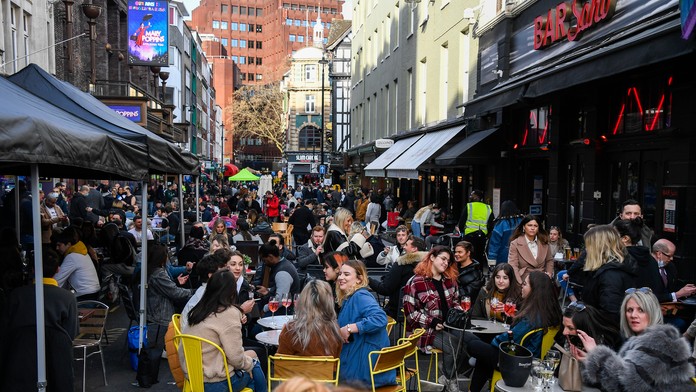 Terasy v Londýne priam praskali vo švíkoch.