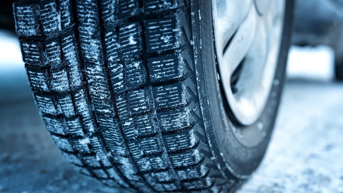 Na snímke je zimná pneumatika 