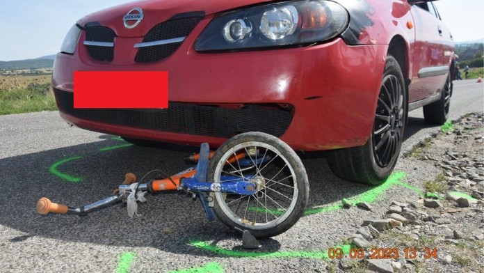 Zostal zakliesnený pod autom. Mladý šofér prešiel do protismeru a zrazil osemročného cyklistu